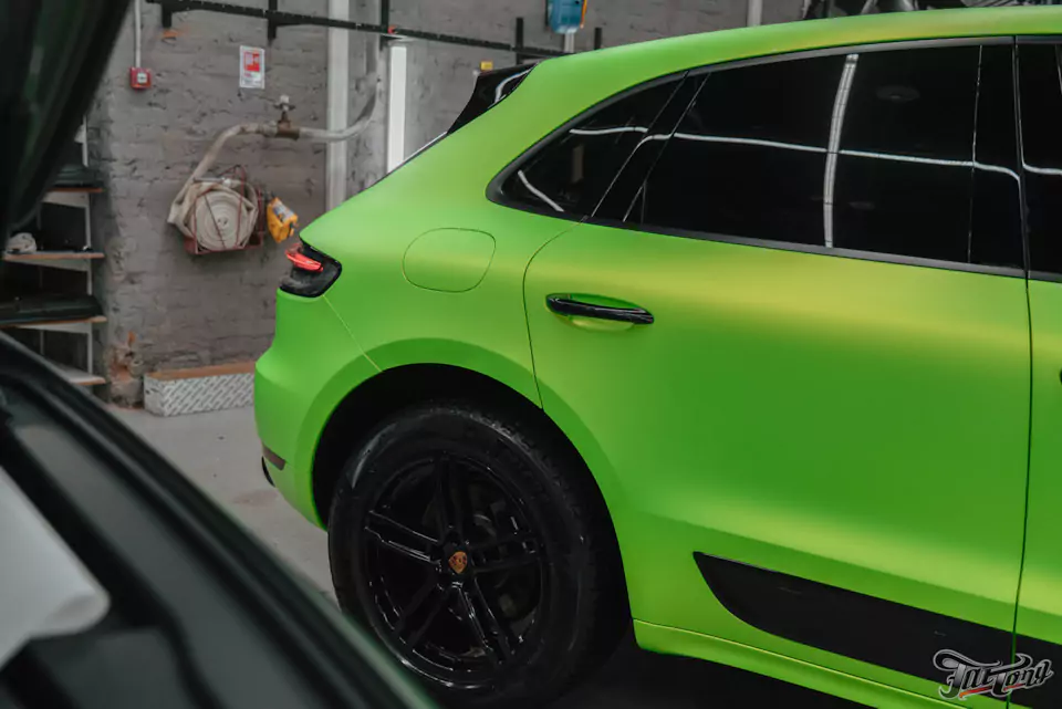 Оклеили Porsche Macan ярко-салатовым винилом и забронировали матовым полиуретаном, окрасили диски в черный глянец, установили ремни безопасности в цвет пленки (напечатали цвет!)